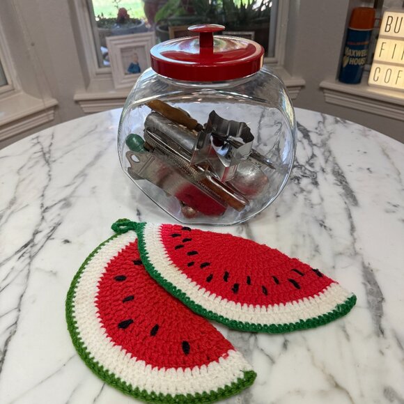 Retro Cookie jar Filled with retro kitchen utensils - Picture 9 of 17